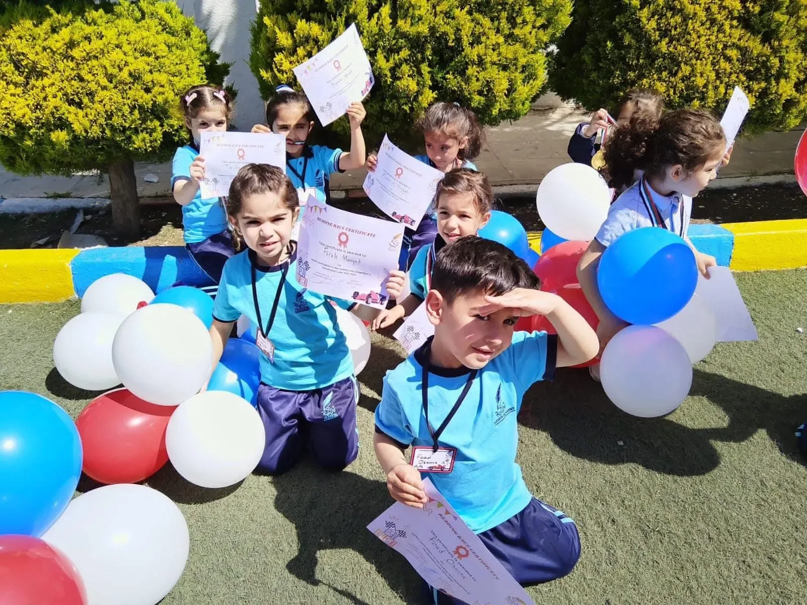 طلبة من أكاديمية تزكية الدولية في مناسبة مدرسية