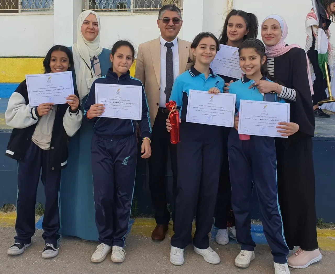مجموعة من طالبات أكاديمية تزكية الدولية يحملن شهادات مشاركة