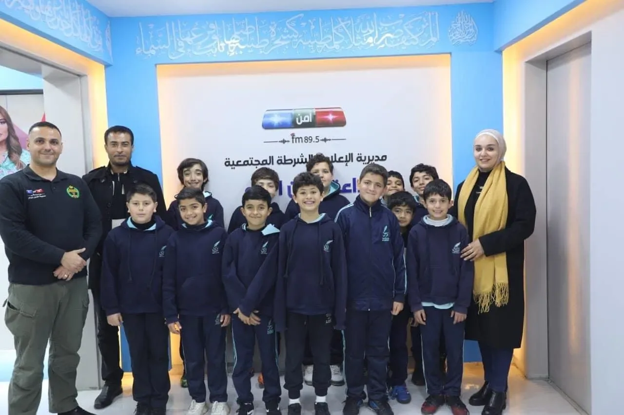 مجموعة من طلبة أكاديمية تزكية الدولية مع معلميهم